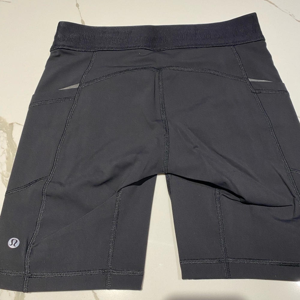Lululemon Biker short with pocket and reflective strip. size 6. Black